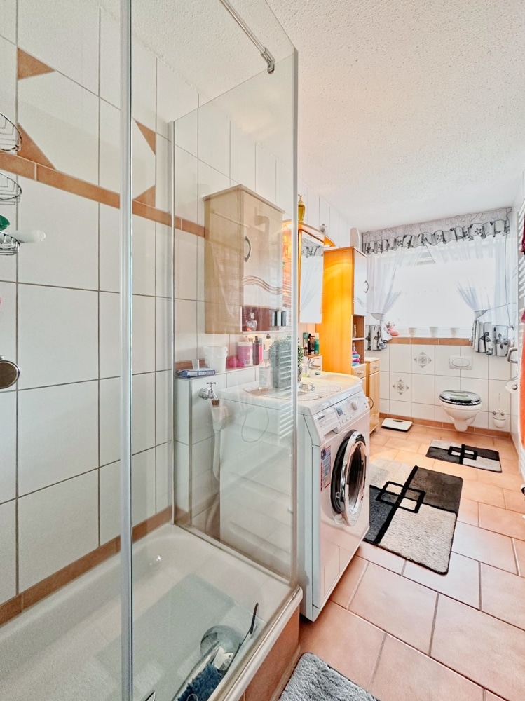 Bad mit Dusche und Fenster