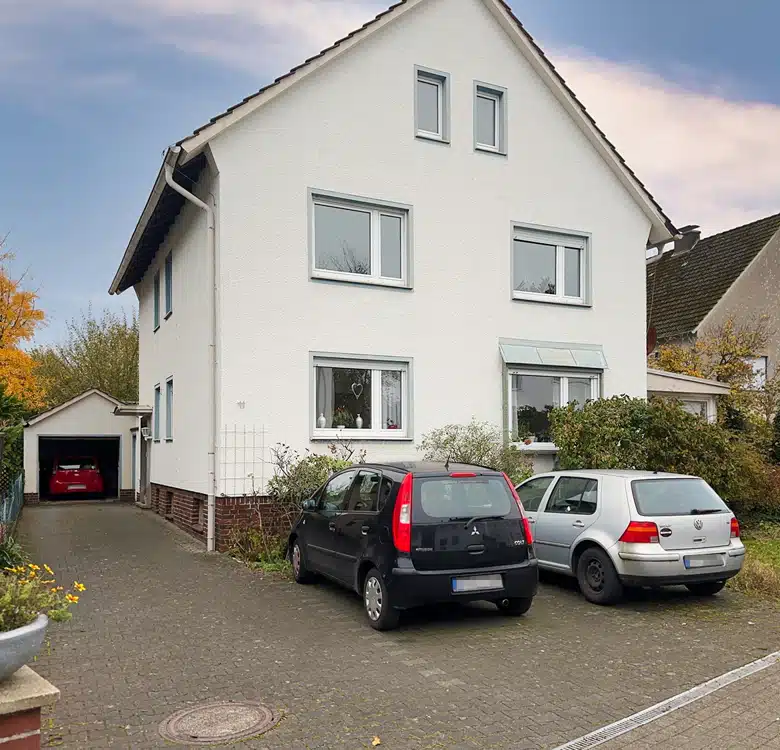 Zweifamilienhaus auf großem Grundstück mit Garage!