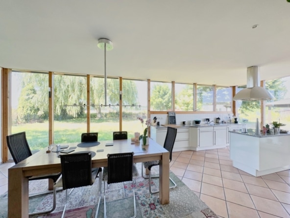 Küche mit offenem Esszimmer