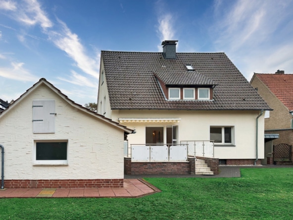 Gartenansicht und Garage mit Abstellraum