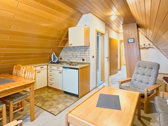 Wohnbereich mit offener Küchenzeile im Spitzboden