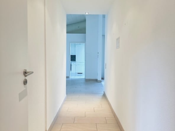 Flur mit Blick ins Wohnzimmer