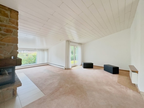 Wohnzimmer mit Kamin