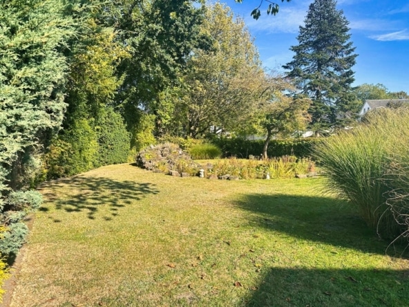 Großer Garten mit Teich