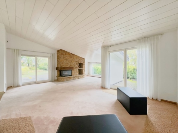 Wohnzimmer mit Kamin