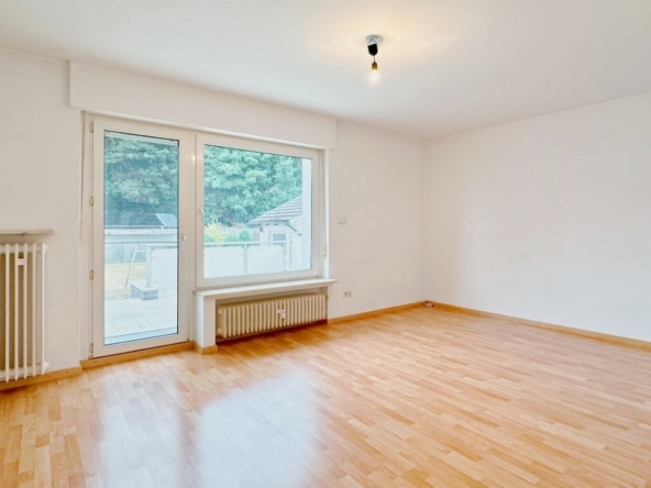 Wohnzimmer mit Blick auf die Terrasse