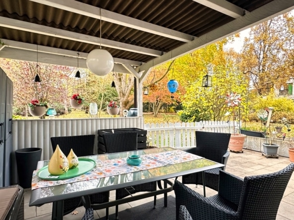 Terrasse mit Blick in den Garten