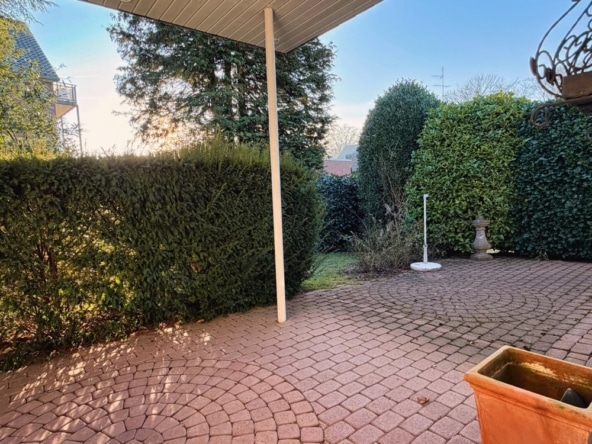 Überdachte Terrasse mit Blick nach Süd-Westen