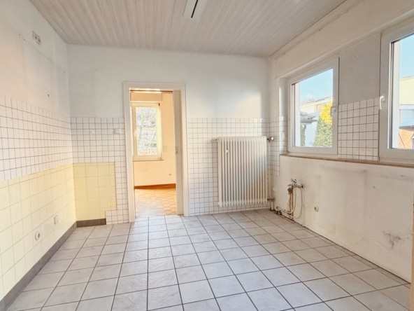 Küche mit Zugang zum Essbereich