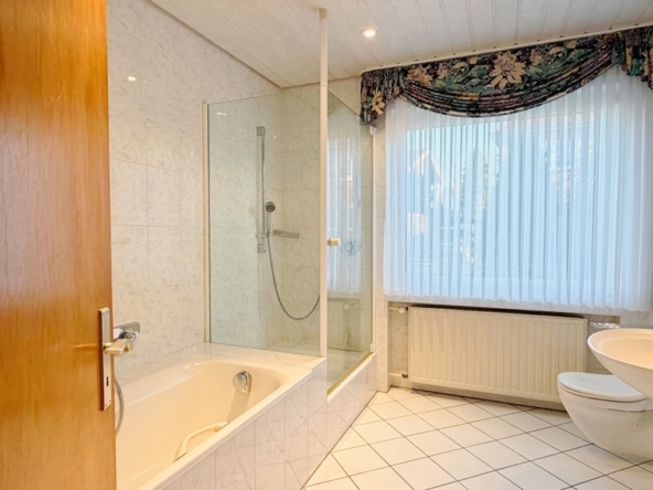 Großes Badezimmer mit Fenster