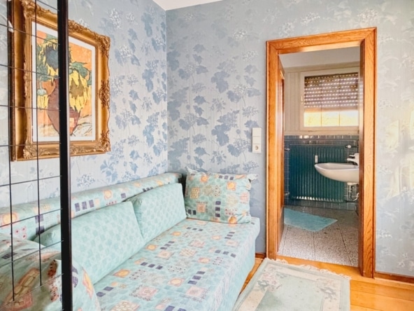 mit angrenzendem Raum als Ankleide