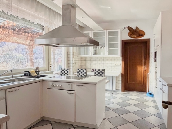 Küche mit Zugang zur Terrasse