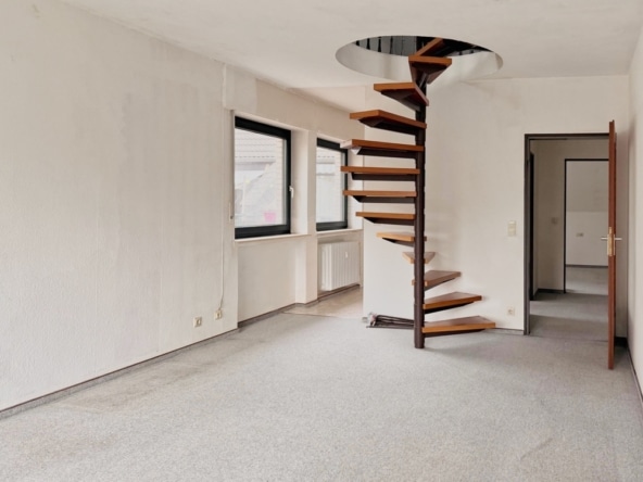 Wohnzimmer mit Wendeltreppe ins Mansardenzimmer