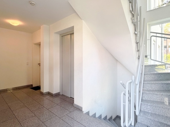 Treppenhaus mit Fahrstuhl