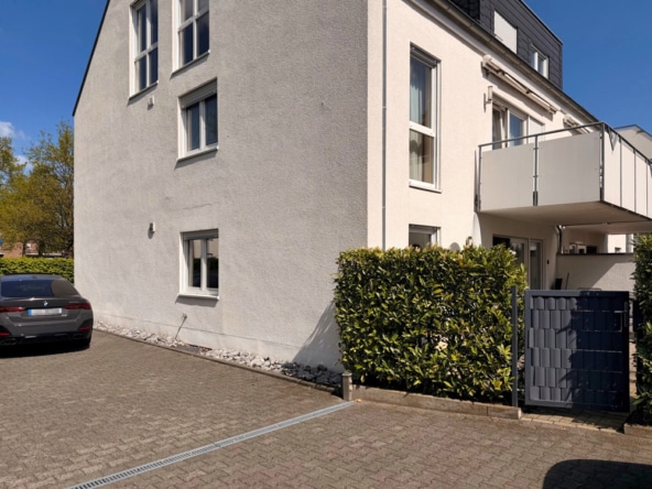 PKW Stellplatz mit Eingang in den Garten
