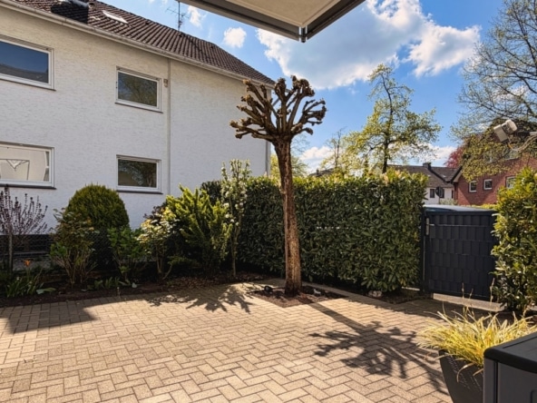 Sonnige Terrasse und kleiner Garten