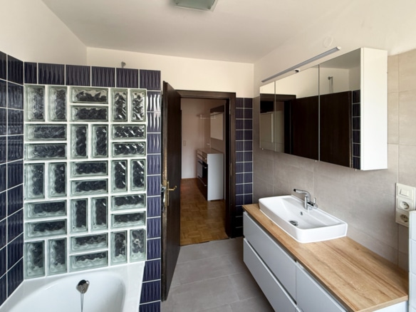Bad mit Wanne und Dusche