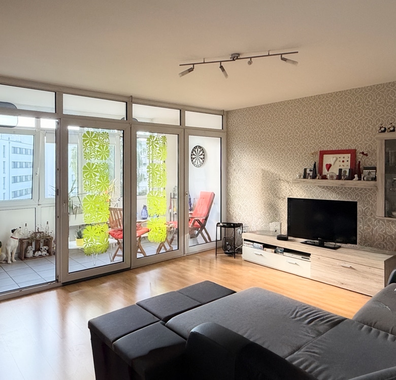 Wohnzimmer und helle Loggia