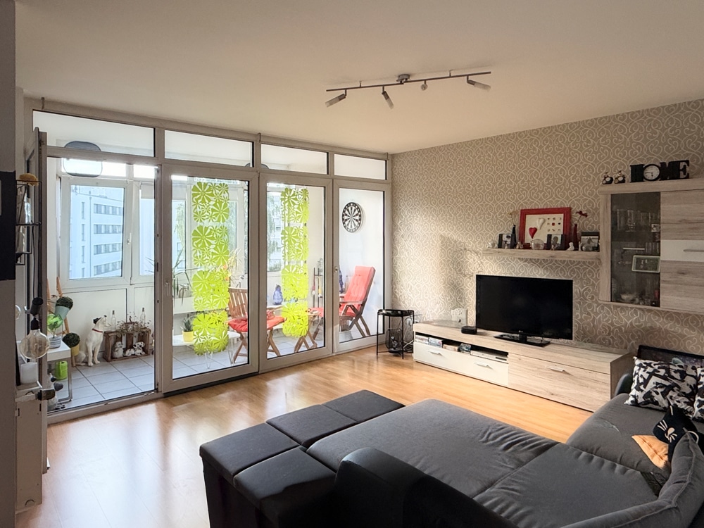 Wohnzimmer und helle Loggia