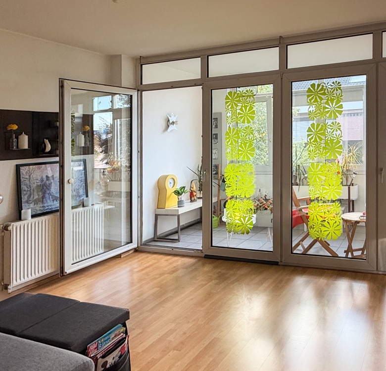 Wohnzimmer mit Zugang zur Loggia