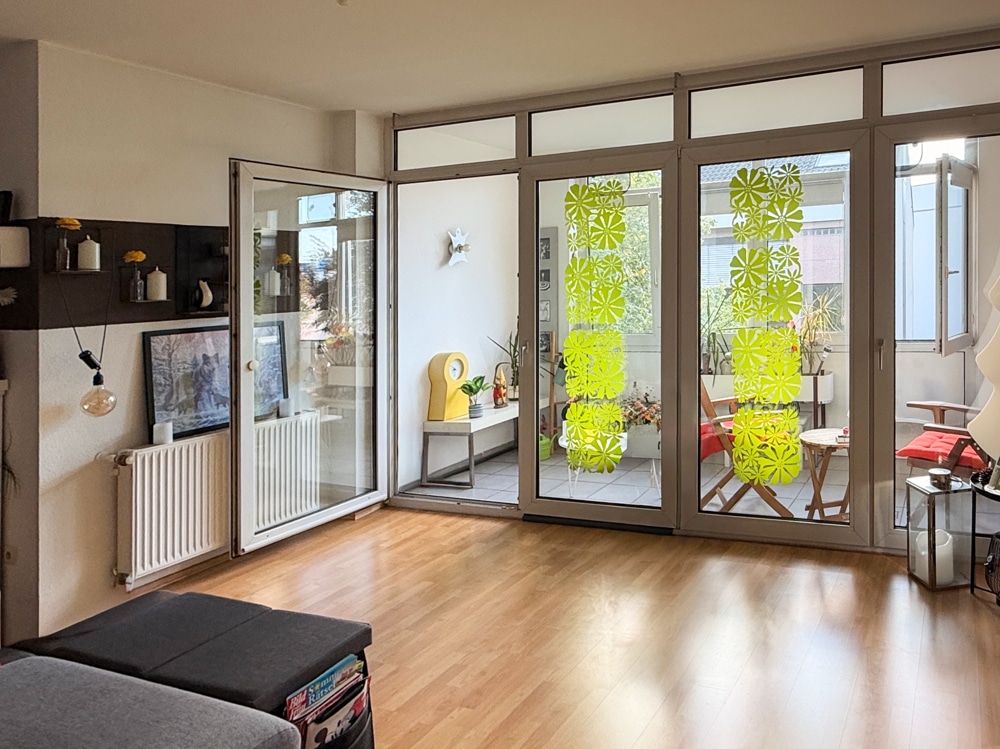 Wohnzimmer mit Zugang zur Loggia